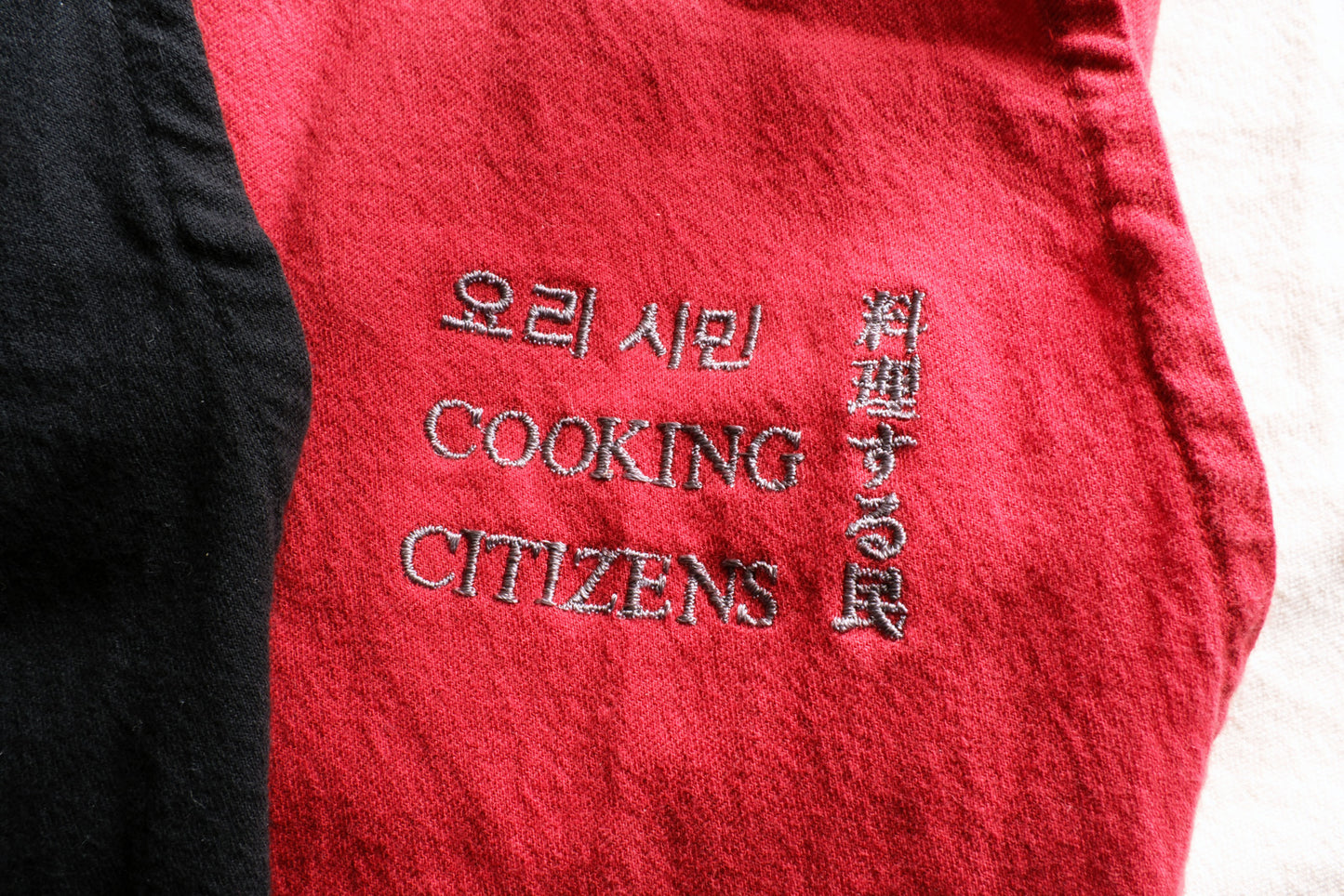料理する民　刺繍